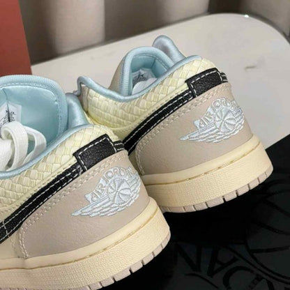 Nikee jordan retro 1low se sanddrift glacier blue