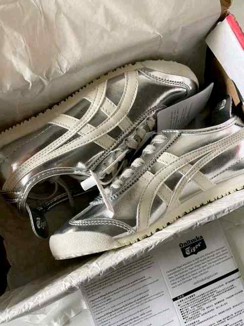 Onitsukkaa Tiger MEXICO 66 SILVER OFFf WHITE for her fix