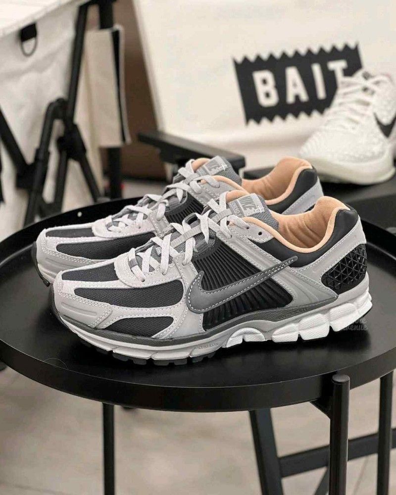 nikkee zoom vomero 5 dark smoke grey vachetta