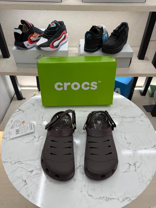 CROC S YUKOON BROWN CLOG