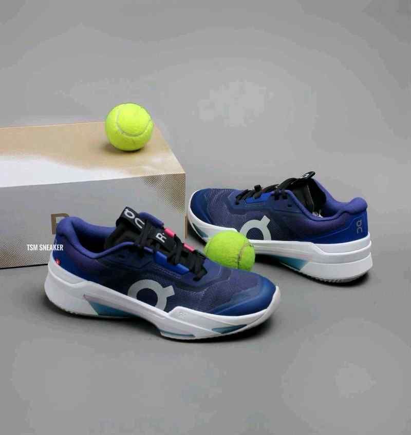 On cloud Running The Roger Pro Fire Clay Currant Horizon