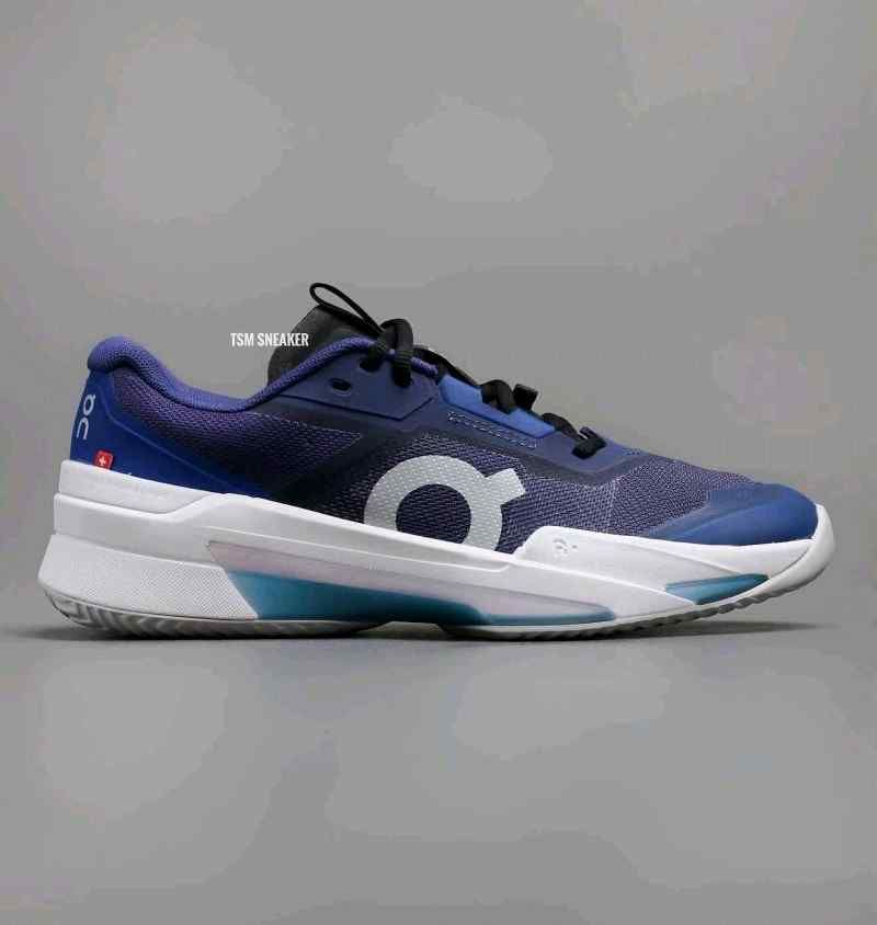 On cloud Running The Roger Pro Fire Clay Currant Horizon