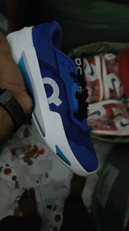On cloud Running The Roger Pro Fire Clay Currant Horizon