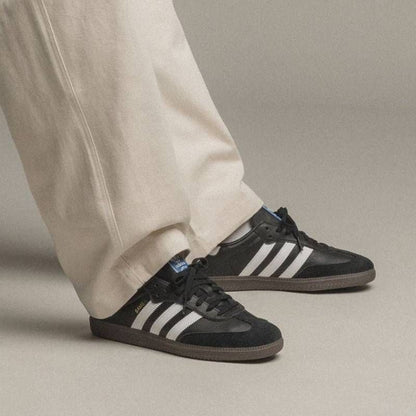 Adidaass samba black white