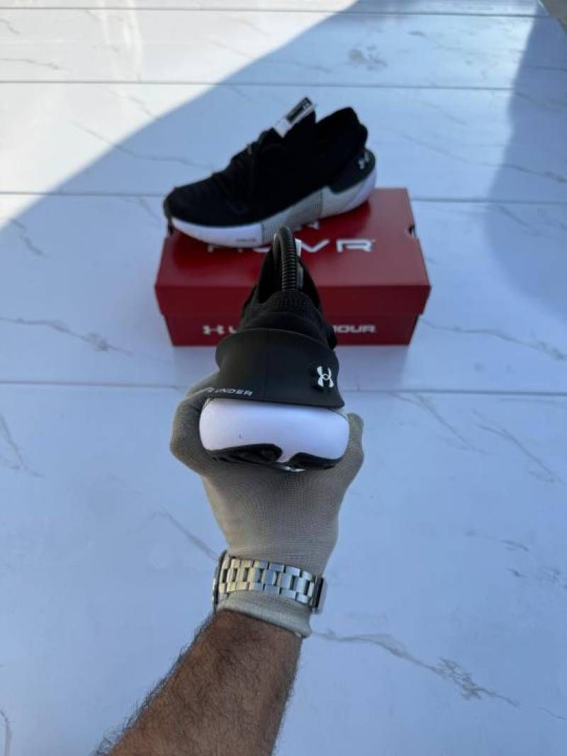 Und Armour ..Hovr Phantom black white