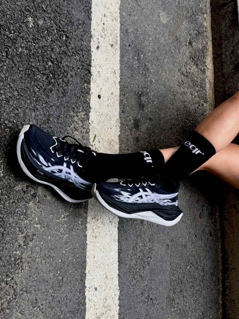 Asiccss Superblast 3 black white