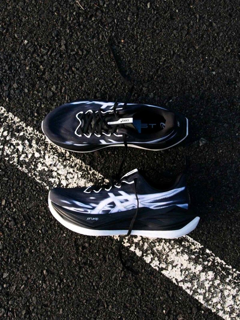 Asiccss Superblast 3 black white