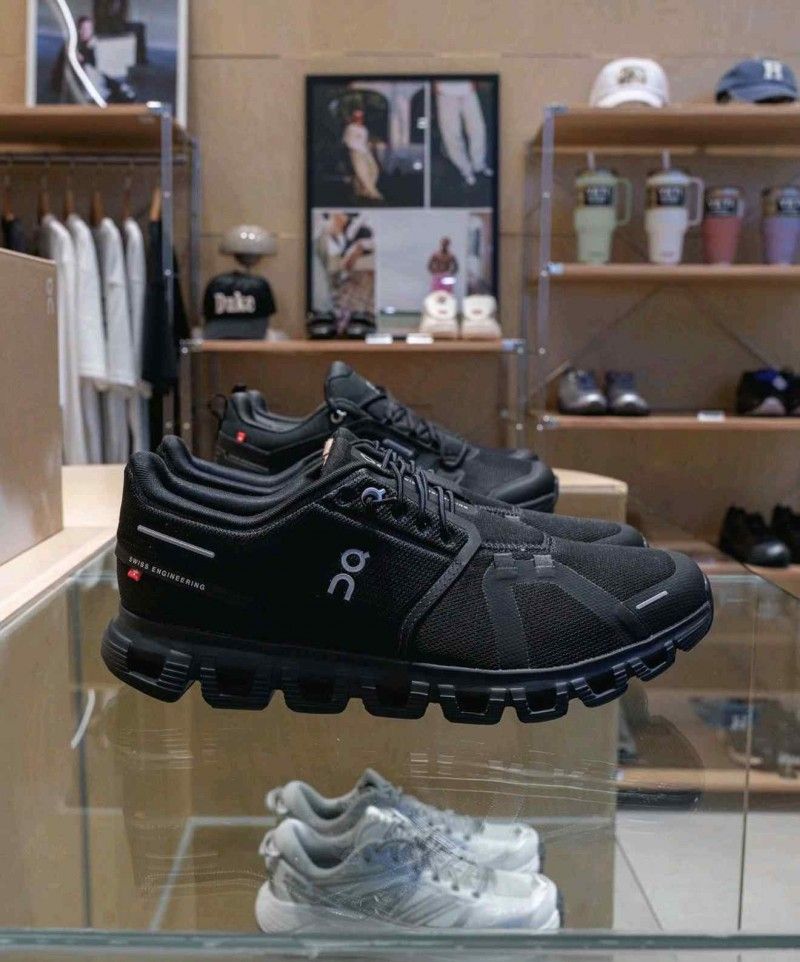 On cloud 6 waterproof Running  all black